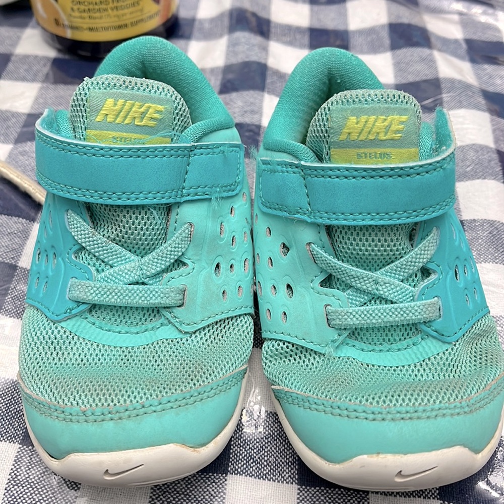 🏷️5 for $15 Used Nike sneakers,model 844977-330, teal